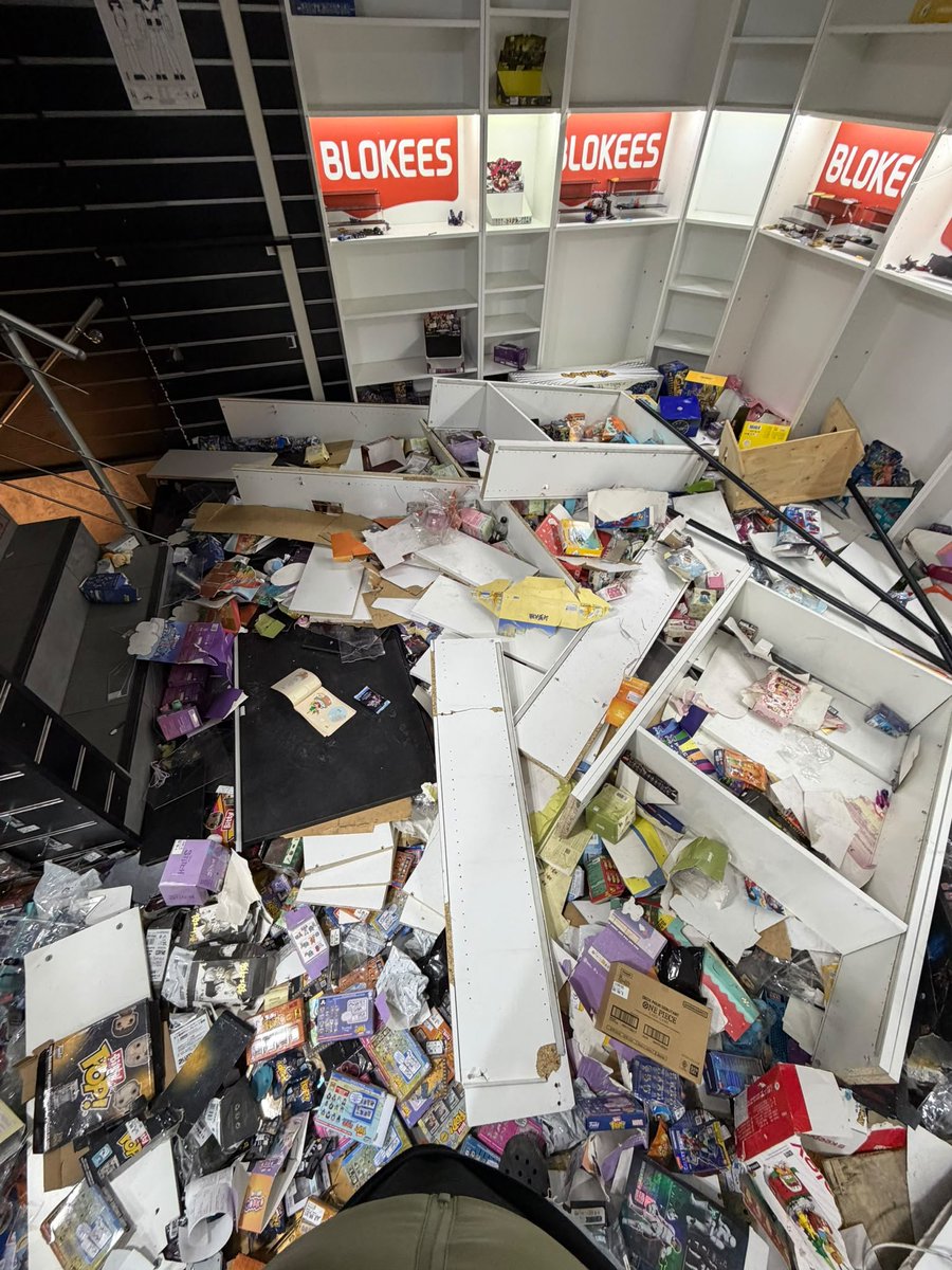 djiin21's tweet photo. Voila le magasin d'un de mes meilleurs potes après la journée d'hier,on ne peux ressentir que du degout en voyant ça,un gars qui est parti de rien qui taff 7/7 pour reussir .
On peux comprendre la colère,mais ceux qui cautionne ça vous etes des énormes dechets https://t.co/C6KSJBaa7p
