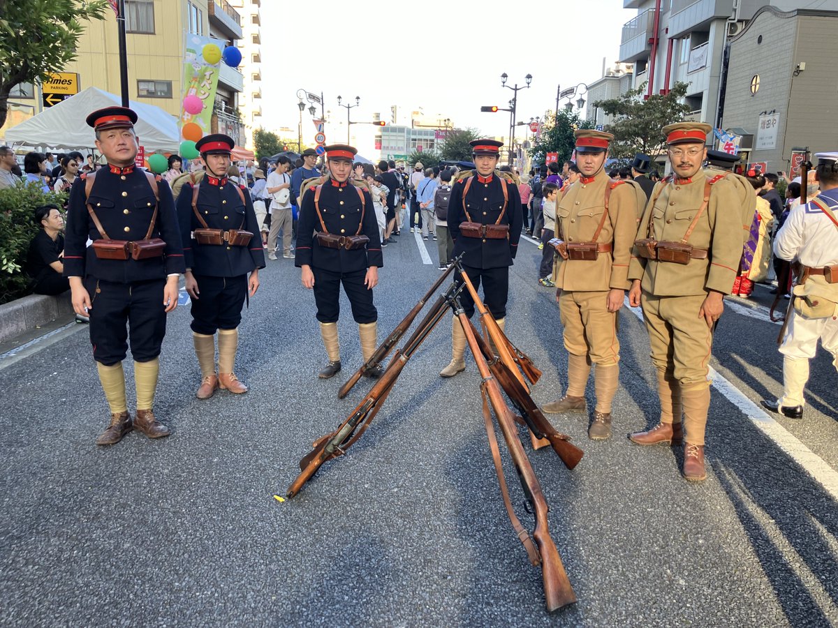 545mmaks74u's tweet photo. 先日のパレードで製造から114年経過した三八式軍衣袴と軍帽を着用した。

日露戦争時に戦時採用していたカーキ軍服が戦後制式となり、紺色は廃止されたが大量に余っていた紺色生地で代用服として新規製造と旧軍服(ゴールデンカムイの兵隊が着てる服)を改造して大正時代まで着用した。
#大正時代まつり https://t.co/NhaDby7Dgv