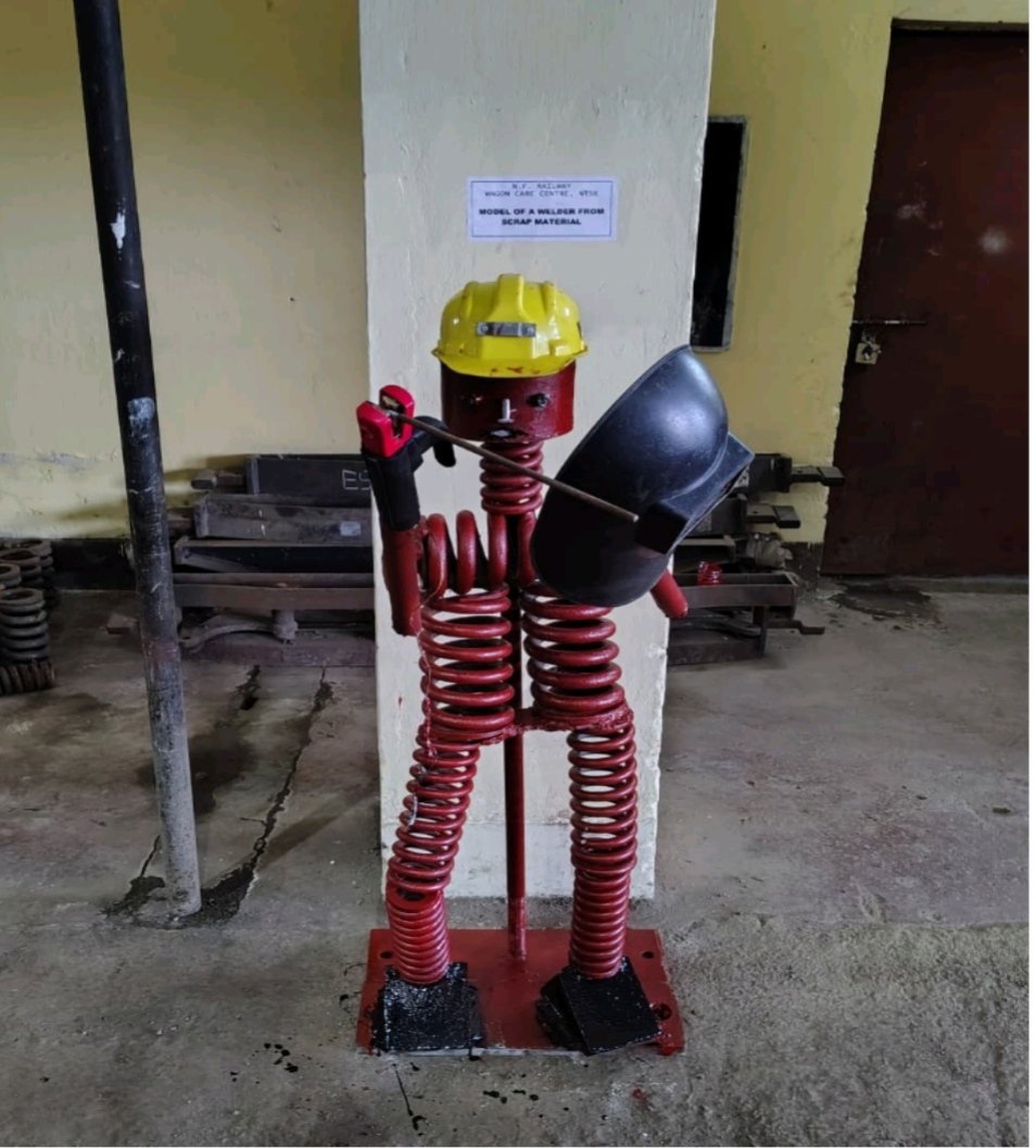 drm_tsk's tweet photo. ♻️ From Kabaad to Jugaad! 🔧✨
N.F. Railway’s Wagon Care Centre, NTSK, showcases creativity with a welder model crafted from scrap materials. An inspiring example of turning waste into art through innovation, skill and sustainability! 🌱🚂 @RailNf https://t.co/efbcgiv9XM