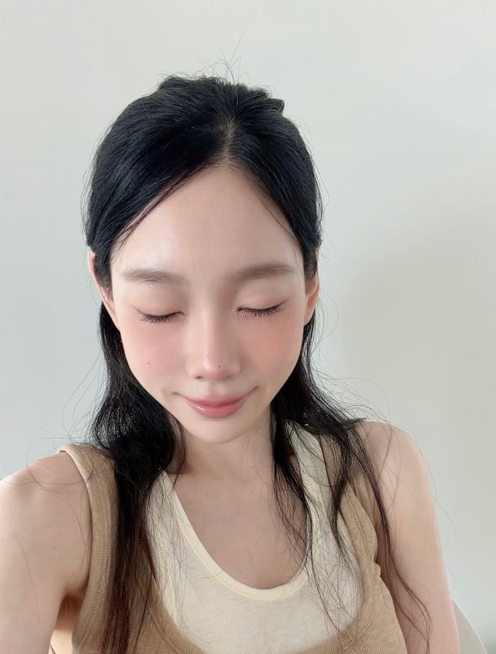 S2NEHOUSE's tweet photo. ﹒ ⌣⏜ ♡ ⏜⌣ ﹒
[Show me] Taengbbas and sones,
Post your fave selca, candid shot, concert shot and photoshoot pic of Taeyeon ♡
￣V￣￣￣￣￣￣￣￣￣￣￣￣￣￣￣￣￣￣￣

RT/REPLY = 1 VOTE ⬇️

#2026MAMAVOTE #TAEYEON 💜 https://t.co/hKMR0zQuSe