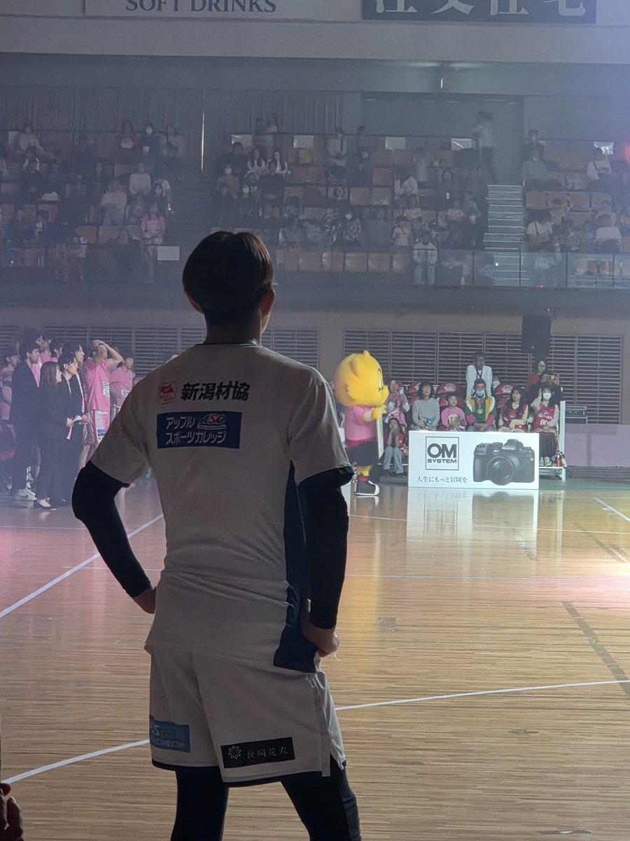 MatsuoMamo's tweet photo. 【新潟アルビレックスBBフロントへ】

横浜ビーコルさんの『川村卓也』引退セレモニーを観に行きました。
そこで12月に引退セレモニーを行う、最後の所属チームである新潟アルビレックスBBにお願いと提言です。

ハーフタイム中の引退セレモニーだと正味、8分くらいの時間になってしまいます。
残り10分弱でお客さんの休憩時間。
これは時間の都合上、しょうがないです。
また、現役選手たちはハーフタイム中に裏のロッカールームへ行ってしまいますのでせっかくの古巣選手である山形、樋口蒼生選手とのお別れもなくなります。
もちろん、アルビBBの選手も。

試合後に現役選手、ブースターとゆっくりと彼の功績を称えませんか！？
その試合、3000人を目指して超満員の歓声の中で最後の花道を作りませんか！？
ハーフタイムでは社長の話で半分終わっちゃうかと思いますw
(想いは長く伝えて欲しい)
それこそ樋口選手に花束なんかをお願いするのには試合後が適切だと思います。

日本のプロバスケはドキュメンタリーであり、エンターテイメントです。
この機会をしっかりプロモーションして1度、『3000人の景色』を球団、選手、ブースターと力を合わせて創りたいと考えてます。

マンパワー必要ですが呼び掛ければチラシの配布もブースターも一緒にやると思います。
もちろん私はやります。
いろいろ不平不満はありますがチカラ合わせないとどんどん置いていかれます。
ブースターはファン目線でいろんな角度からのアイディアを秘めてます。
今、柔軟にブースターとも手を取り合ってチカラを合わせて成長の土台を創るタイミングだと思います。

その手を取り合うタイミングを
『川村卓也』さんが最後の土産、チームに今、必要なものとして置いていってくれている気がします。

今回、プレミアの大きな舞台で川村さんがセレモニーされてとても誇らしく思いました。
終始、涙が止まらなかったです。

横浜ビーコルさん、ありがとう。

今度は僕らのホーム『アオーレ長岡』で最後のお別れをリーグ創成期の最大の功労者としてしっかりとしたカタチで彼の最後を送りたいと考えてます。

どうか、ご検討の程、宜しくお願いいたします。

#アルビBB
#新潟アルビレックスBB 
#山形ワイヴァンズ
#横浜ビー・コルセアーズ
#川村卓也
#引退セレモニー
#樋口蒼生
#リーグ創成期の最大の功労者
#日本初のプロバスケクラブ
#アオーレを超満員に
#目指せ3000人
#新潟の誇りと底力を
#Bリーグ
#拡散希望
#フロントに届け
#糸満社長
#PRIDE_OF_NIIGATA 
#12月12日
@naxbb_rb
