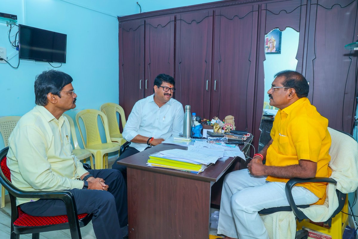 BhashyamBRK's tweet photo. ఈరోజు ఉదయం నర్సాపురం పార్లమెంట్ పరిధిలోని పాలకొల్లు అసెంబ్లీ నియోజకవర్గంలో రాష్ట్ర జలవనరుల శాఖ మంత్రి, పాలకొల్లు ఎమ్మెల్యే శ్రీ నిమ్మల రామానాయుడు గారిని నర్సాపురం టీడీపీ జిల్లా అధ్యక్షులు శ్రీ మంతెన రామరాజు గారు, మాజీ ఏలూరు పార్లమెంట్ సభ్యులు శ్రీ మాగంటి బాబు గారితో కలిసి మర్యాదపూర్వకంగా కలవడం జరిగింది.

ఈ సందర్భంగా రానున్న స్థానిక సంస్థల ఎన్నికల్లో నామినేషన్ల ప్రక్రియలో పాటించాల్సిన నియమ నిబంధనలు, ఎన్నికల నిర్వహణకు సంబంధించిన అంశాలు, కూటమిలోని మూడు పార్టీల మధ్య సమన్వయం, పరస్పర సహకారం, స్థానిక పరిస్థితులకు అనుగుణంగా అనుసరించాల్సిన వ్యూహాలపై విస్తృతంగా చర్చించడం జరిగింది.

#NimmalaRamaNaidu #MantenaRamaraju #MagantiBabu #TDP #AndhraPradesh