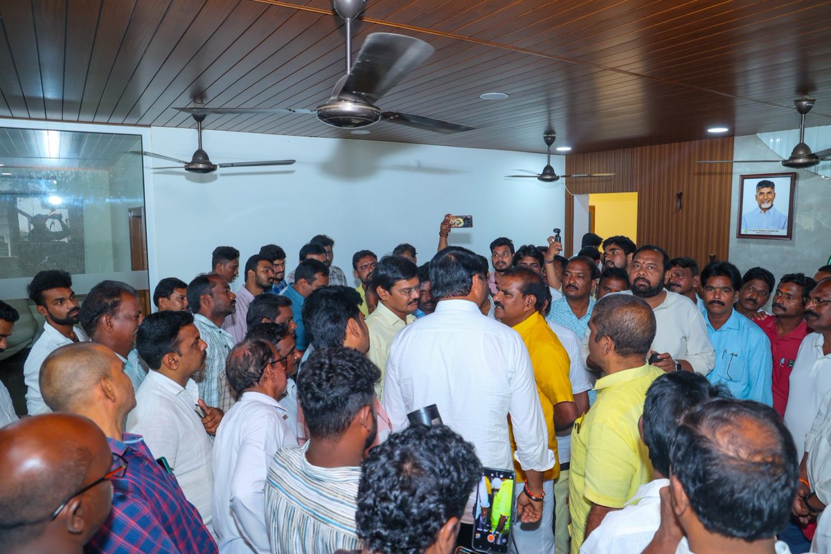 BhashyamBRK's tweet photo. ఈరోజు ఉదయం నర్సాపురం పార్లమెంట్ పరిధిలోని పాలకొల్లు అసెంబ్లీ నియోజకవర్గంలో రాష్ట్ర జలవనరుల శాఖ మంత్రి, పాలకొల్లు ఎమ్మెల్యే శ్రీ నిమ్మల రామానాయుడు గారిని నర్సాపురం టీడీపీ జిల్లా అధ్యక్షులు శ్రీ మంతెన రామరాజు గారు, మాజీ ఏలూరు పార్లమెంట్ సభ్యులు శ్రీ మాగంటి బాబు గారితో కలిసి మర్యాదపూర్వకంగా కలవడం జరిగింది.

ఈ సందర్భంగా రానున్న స్థానిక సంస్థల ఎన్నికల్లో నామినేషన్ల ప్రక్రియలో పాటించాల్సిన నియమ నిబంధనలు, ఎన్నికల నిర్వహణకు సంబంధించిన అంశాలు, కూటమిలోని మూడు పార్టీల మధ్య సమన్వయం, పరస్పర సహకారం, స్థానిక పరిస్థితులకు అనుగుణంగా అనుసరించాల్సిన వ్యూహాలపై విస్తృతంగా చర్చించడం జరిగింది.

#NimmalaRamaNaidu #MantenaRamaraju #MagantiBabu #TDP #AndhraPradesh