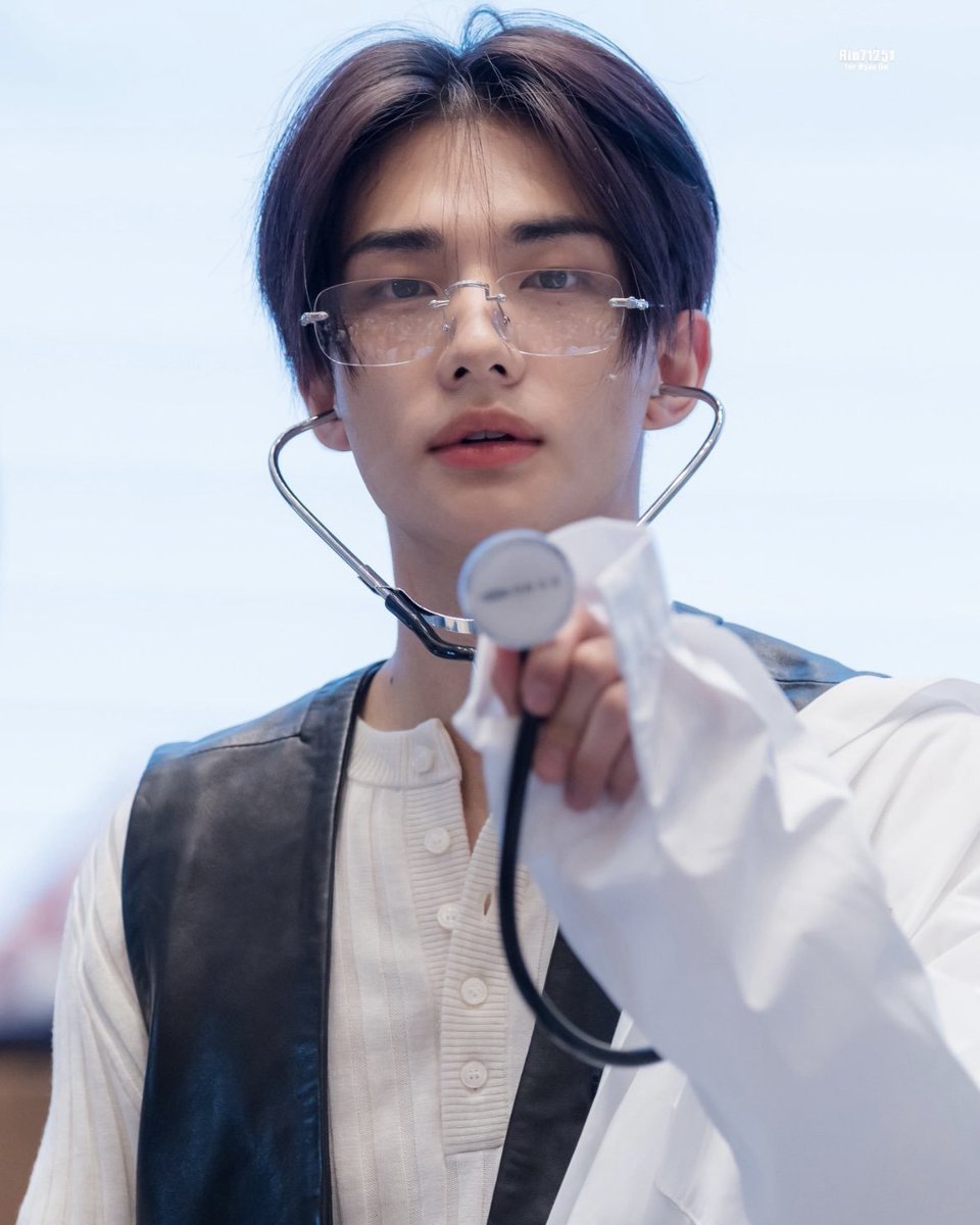 hyunjinbolonesa's tweet photo. El doctor que te atiende cuando vas pq se te exploto la hemorroides https://t.co/KhpdvyNfUD