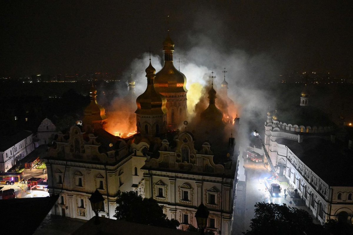 ftdemocratie's tweet photo. @RookmakerDorien Ondertussen de Russen,... (klooster in Kyiv) https://t.co/E3jAyDtSLr