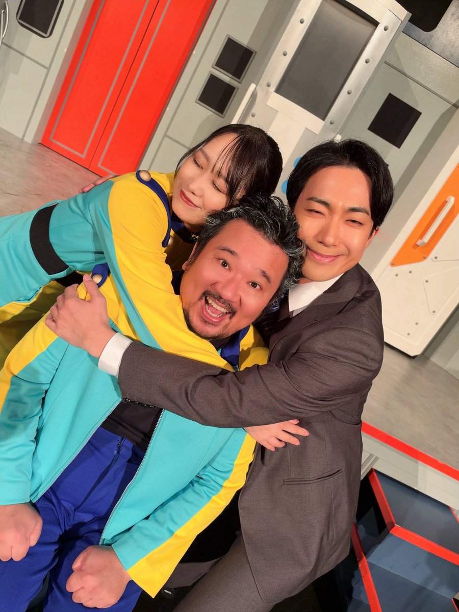 takadajunnosuke's tweet photo. ENG版『ノーザンライツVSメキシカンギャング』
全15公演が無事に終わりました

ネタバレ解禁です。

今から配信観るよー！って人でネタバレ避けたい人は　#ノーギャン　をミュートしておいてくださいね

家族写真と
みんなの写真と

そのうち特異体の写真も載せますね

ご来場ご視聴に感謝です！！ https://t.co/j7uDi4D8Ii