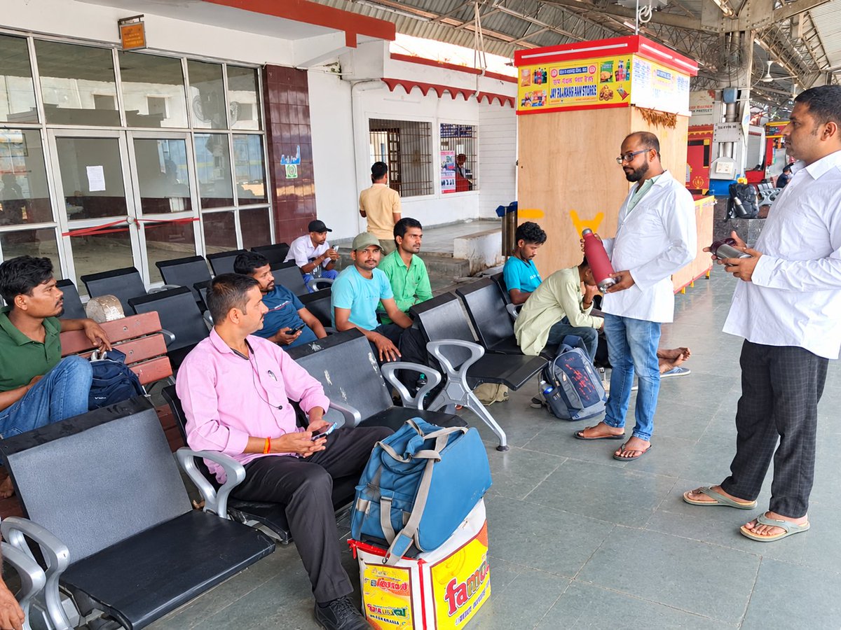 drm_tsk's tweet photo. 🚉 A Jan Rail Samvaad was organised at Furkating Railway Station to interact with passengers, hear their grievances and gather valuable suggestions for improving railway services.🤝
Committed to passenger satisfaction, better services and a more responsive railway system. @RailNf https://t.co/HlFPpitT5i