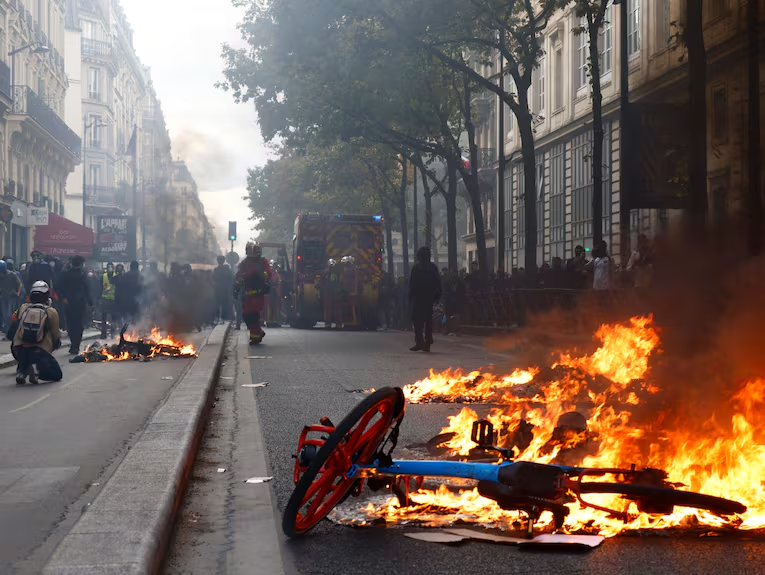 mtwit75's tweet photo. L'impéritie d'Emmanuel Grégoire a eu de lourdes conséquences sur ce qui s'est passé hier à Paris. Si la police était en manque de munitions, ce n'était pas le cas pour les émeutiers grâce aux milliers de vélos en libre service qui n'avait pas été retirés, et aux nombreuses barrières de chantiers. Rien n'avait été sécurisé par les services municipaux.
