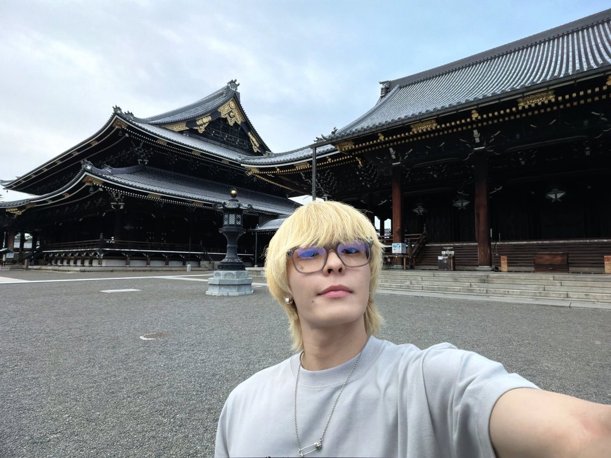 WOLFHOWLHARMONY's tweet photo. 先日、京都の東本願寺に行ってきました！

境内を案内していただき、
たくさんのことを学ばせていただきました。
そんな素敵な場所で、
日本とブラジルの文化が混ざり合う
イベントが開催されます！

そこに参加させていただける事に
本当に感謝です✨

1人でも多くの方に楽しんでもらえるように、そして、日本とブラジルの架け橋に
なれるように
精一杯パフォーマンスします！！

是非お待ちしてます❣️

SUZUKI

🔗https://t.co/r7DSH8t8Hv

@matsuricrossing
#matsuricrossing #kyotobrasil #東本願寺
#WOLFHOWLHARMONY #WHH