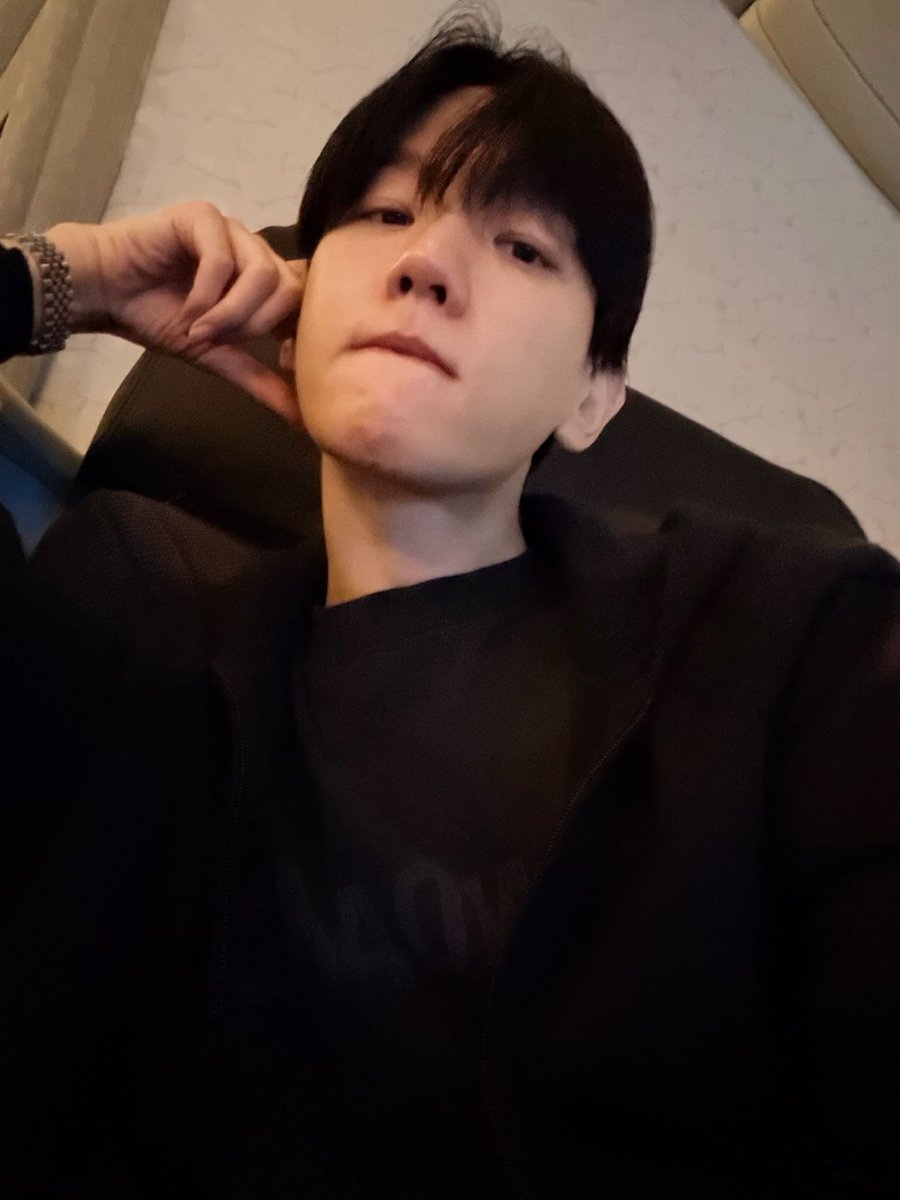 PopBaeks's tweet photo. Baekhyun drops new handsome selfies while heading to Singapore.

“Be good and wait patiently for me~~” https://t.co/CqetC35tDe