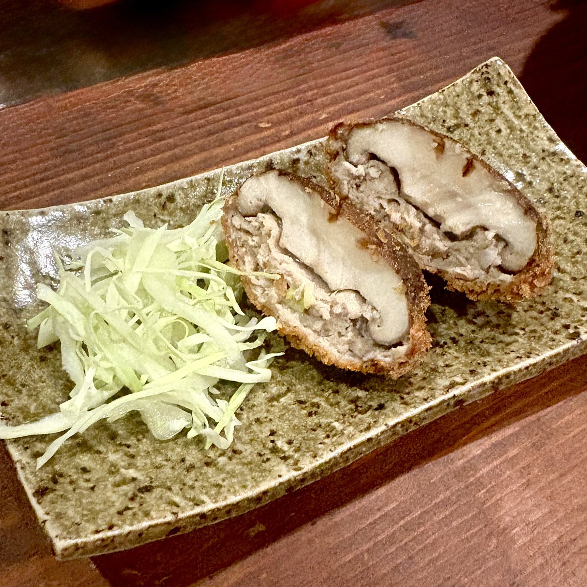 comiji_534's tweet photo. おかみです！
最近個人的に椎茸にハマってまして
こじらせて黒板メニューに追加しました！
肉汁ジュワジュワ〜

そして山形日本酒の惣邑は毎年美味しすぎるのでそろそろ2本目突入します！

いっぱい食べて飲んでってね〜😘 https://t.co/RYXqUo33Sp