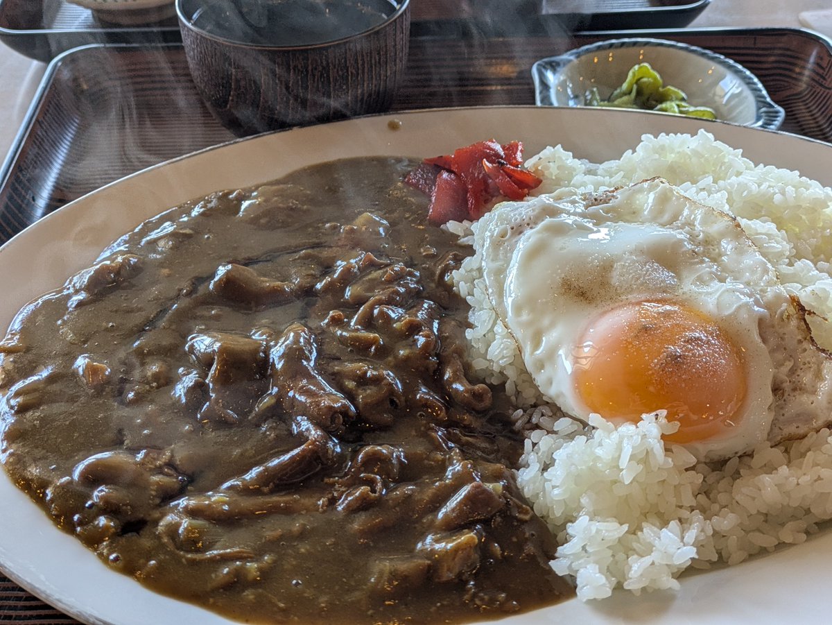 shot002's tweet photo. 今日のlunchはカレー🍛
これで600円はコスパ良すぎ
腹パン😋
＃ふみゑ食堂 https://t.co/sGqoLzC1TM