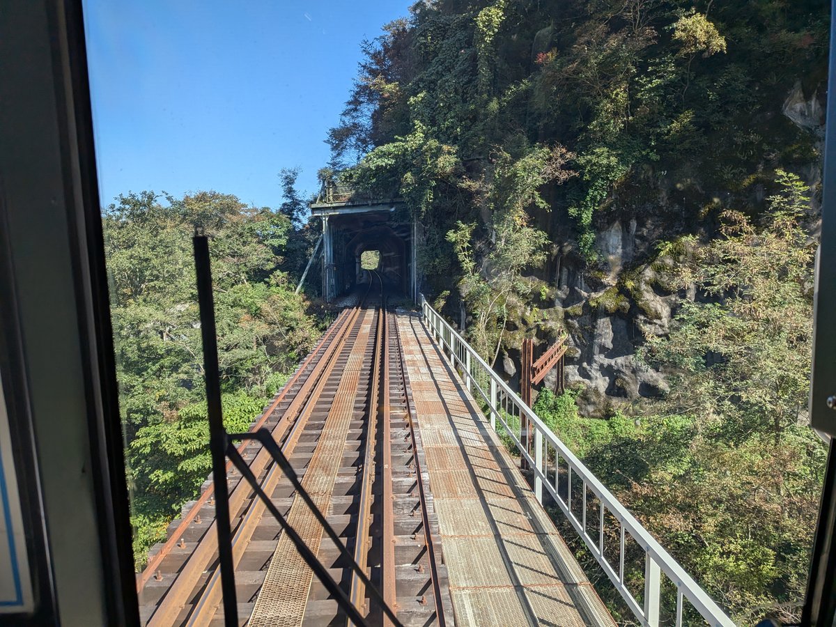 gelshoku's tweet photo. 大糸線の南小谷～糸魚川、初乗車してきました
この区間は非電化なのでディーゼル列車です
そして姫川に沿って、沢山の橋やトンネル、スノーシェードを走ります
しかもか��りの急こう配です

#大糸線
#南小谷
#糸魚川
#JR西日本
#レトロ自販機
#ディーゼル列車
#姫川
#橋
#トンネル
#スノーシェード https://t.co/SicQ6bfCpe