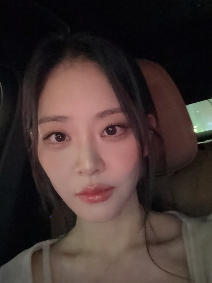 jalee_subin's tweet photo. Subin 🫧 update 2026.10.18

“It's raining so heavilyㅠㅠ

“I went out to meet a friend for the first time in a while!!! I braved the rain to meet up with a friend from my school days!”

“It's been 7–8 years since I last met them!” https://t.co/rm8MBo29Qw