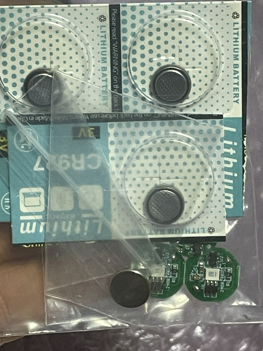 stalion_mare's tweet photo. Fury Toys装甲白虎開封の儀②

LED発光ユニット3個とCR927電池3個と磁石が封入されています‼️😁

電池装着時に上下（＋と−）を摘んだだけでも通電して消耗してしまうため【側面を摘んで装着】推奨です😅

CR927は広く流通しているので入手は容易ですよ‼️😁 https://t.co/MhaVcBQCGO