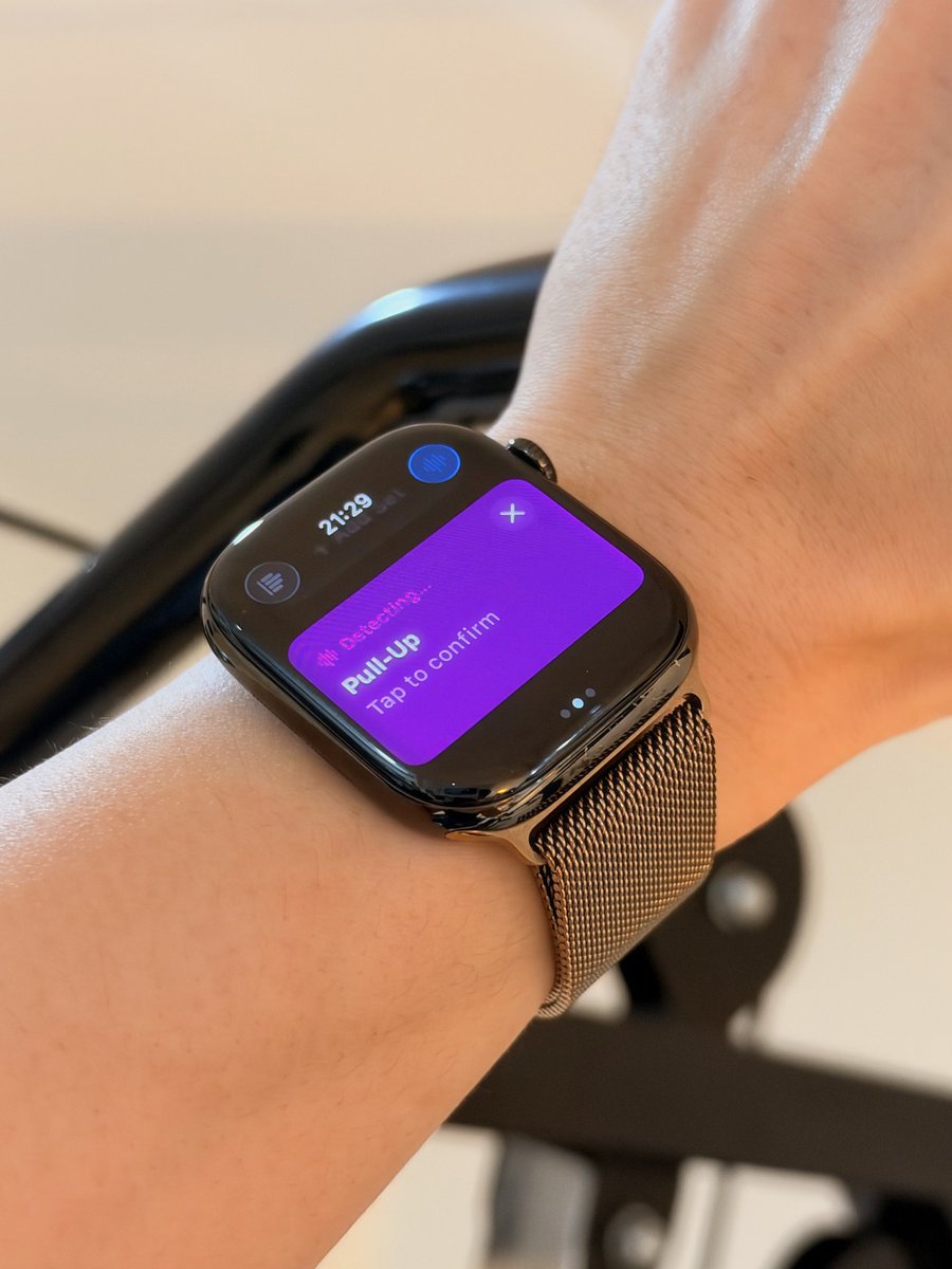 BrightMinho's tweet photo. สิ่งที่ Apple Watch แต่ค่ายอื่นไม่มี 
คือ App Store ที่มีนักพัฒนาแอปเขียนแอปดี ๆ ขึ้นมาครับ Ecosystem เค้าแข็งแรงมาก

- แอป Bevel ใช้ฟรี ก็เพียงพอ (รูปที่ 1,2)
ดูค่า Strain, Recovery, Sleep , Health Monitor
(ส่วนฟีเจอร์ AI, อายุร่างกาย จ่ายตังนะ)
ค่าพวกนี้ฟรี จากข้อมูลใน Apple Watch ที่เก็บตลอดนี่แหละ ถ้าคุณยังเอาข้อมูลนี้มาใช้ประโยชน์ไม่ได้ ก็ไม่ต้องไปซื้อ WHOOP เลย เปลืองเงินเปล่า ๆ

- แอป Motra ฟรี (รูปที่ 3,4)
สำหรับคนเข้ายิม แล้วขี้เกียจบันทึกข้อมูล ก็เปิดแอป AI มันจะจับท่าที่เราเล่น (ยกเว้นท่าที่ออกแต่ขา แขนนิ่ง อย่าง Abductor จะวัดไม่ได้) นับจำนวนครั้งได้ บอกได้ว่าเล่นท่าอะไร โดยที่เราไม่ต้องทำอะไรมาก อาจจะแค่ใส่ตัวเลขน้ำหนัก ซึ่งก็สะดวกมากขึ้นแล้ว ไม่ต้องจำอะไรเยอะ

ขนาดดึงข้อ มือเราแทบไม่ขยับ มันยังวัดได้เลย
ท่าพวก Squat อะไรงี้ก็วัดได้หมด นี่ขนาดตัวฟรีนะ

ถ้าจ่ายเงินเดือนละร้อยกว่า ผมรู้นึกนิด ๆ ว่า AI จะฉลาดกว่า แยกท่าได้ละเอียดกว่า