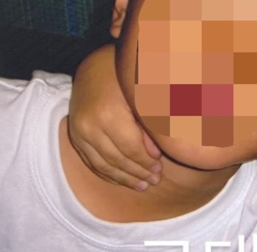 cinnamohyull's tweet photo. His little hand 😭 he was gripping on to dear life https://t.co/mKKpNrlZJg