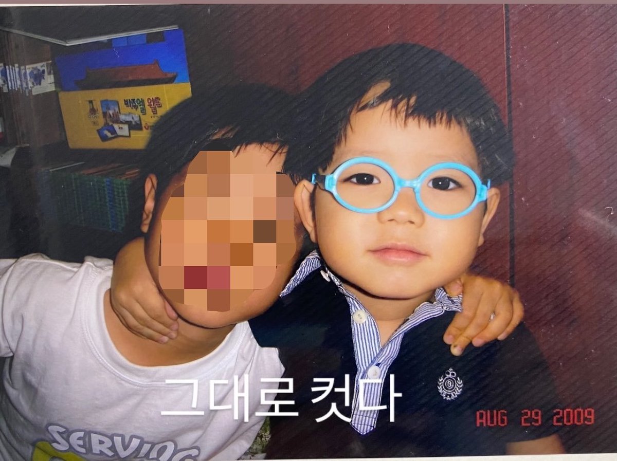 cinnamohyull's tweet photo. His little hand 😭 he was gripping on to dear life https://t.co/mKKpNrlZJg