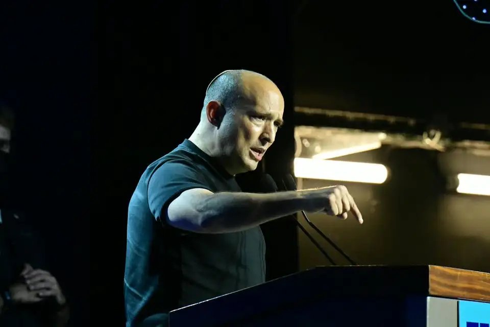 YZaatreh's tweet photo. "بينيت" يصفع "باعة الأوهام".. ومنصور عباس أيضا!

مساء أمس، خاطب نفتالي بينيت (رئيس الوزراء الأسبق) ناخبي اليمين مباشرة مساء اليوم (السبت)، مُعلناً أن الحكومة التي يُشارك فيها لن تُقيم دولة فلسطينية ولن تتنازل عن أي "شبر من أرض إسرائيل".

قال لهم: "هناك أناسٌ ممتازون صوتوا لليكود، أو سموتريتش، أو بن غفير". وأضاف أن بعض هؤلاء الناخبين مهتمون بالتغيير، لكنهم يخشون أن يؤدي تغيير الحكومة إلى تغيير سياسي حاد (..) إنهم يخشون تشكيل حكومة تُقيم دولة فلسطينية، لأن نتنياهو يردد شعار "الحق أو فلسطين" طوال الوقت".

وأضاف: "مواقفي السياسية والأمنية لن تتغير، بل هي أقوى من أيّ وقت مضى. وقد أكدها تصويت أكتوبر(..) لن نتنازل عن شبر واحد من أرض إسرائيل. ولن نقيم دولة فلسطينية". (هـ).

رسالة صريحة إلى "باعة الأوهام" في رام الله وعواصم عربية، وصفعة لمنصور عباس الذي يتردّى تباعا في مواقفه المتصهْينة، مع بعض منافسيه "العرب" ممن يتسوّلون خصوم نتنياهو بلا جدوى.

المصيبة أن الأمر لم يعد محصورا في إجماعهم على تصفية القضية الفلسطينية، بل في التوسّع والهيمنة على المنطقة برمّتها أيضا.

لن يمرّوا، بإذن الله، لكن "باعة الأوهام" سيجعلون المواجهة أكثر كُلفة وصعوبة.