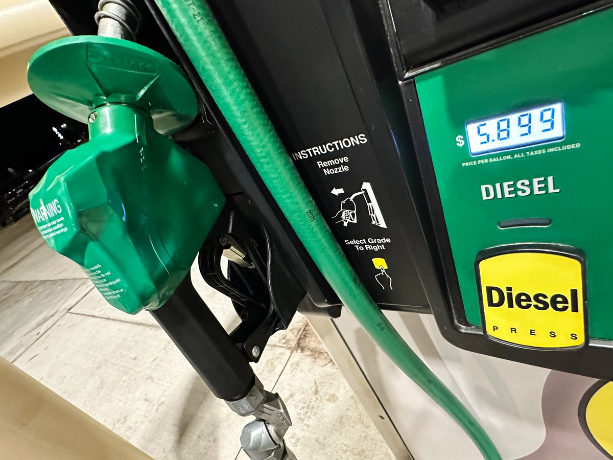 LindseyGre67097's tweet photo. first October ever where gas is over $4 on average. AAA says up 45% since the Iran war — $2.98 before, $4.33 now. diesel up 68%. still 'winning' huh. my grocery run is paying for that victory https://t.co/hFdE6Y1JR0