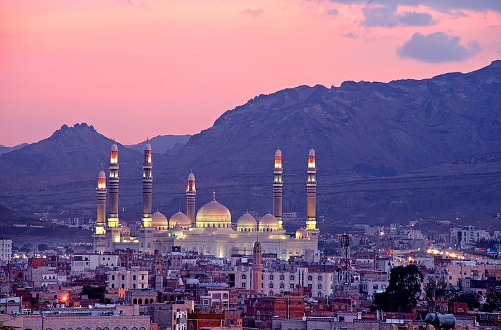 o2o505's tweet photo. صنعاء يا أنشودة عبقت
وأجاد في إنشادها الأزلُ

إن أبعدتني عنك عاصفة
وتفرقت ما بيننا السبلُ

فأنا على حبي، وفي خجلٍ
روحي إلى عينيك تبتهلُ

ألقاك منتصراً ومنكسراً
وعلى جناح الشعر أرتحلُ

يجتاحني شوقٌ، ويسحقني
شوقٌ، وفي التذكار أشتعلُ

ما نجمةٌ في الأفق عابرةٌ
إلا هتفت بها: متى نصلُ؟ https://t.co/2nUNJdzYSU