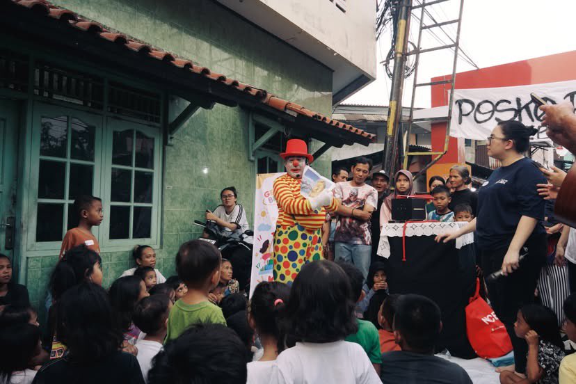 jenostalker's tweet photo. bayangin uda diinfo acara jam 4 sore, bapaknya tampil jam 4.30 sore
bapaknya dateng jam berapa?
jam 12siang........

kenalin namanya pak Harno, umur 65 tahun.

sekarang peminat sulap uda dikit katanya, jadinya sehari2 naril ojol 🥺
pak Harno bawa 2 koper gede itu buat tampil & hibur anak2 korban kebakaran￼.

langsung tanya ke bapak, kenapa dateng pagi banget pak? kasian jadi nunggu kelamaan
katanya , rumah nya di jaksel, jauh ke pluit takut nyasar, terus mesti makeup & siapin alat2 nya.
😭🥺😭🥺😭🥺￼

makasih ya pak uda bantu hibur anak2 yang rumah nya kebakaran 🥺 dan uda totalitas banget