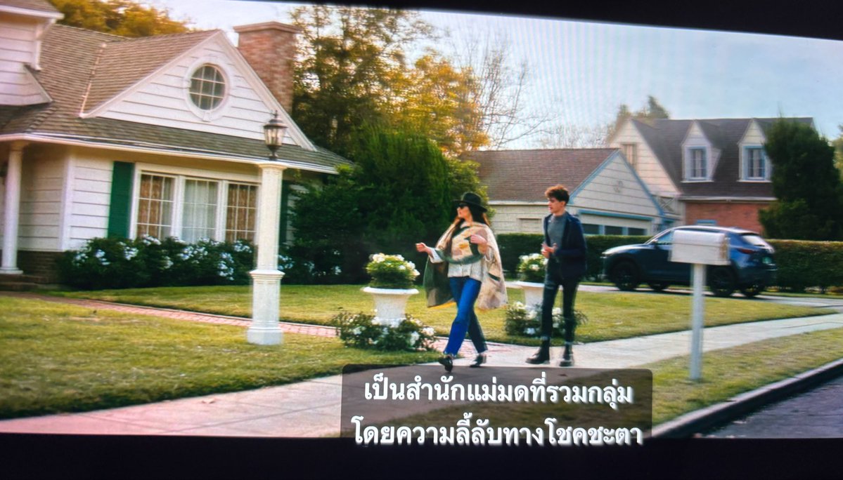 prettychicken13's tweet photo. agatha all along เป็นซีรีส์ที่ชอบที่สุดในไตรภาค ไม่มีทหารยิงปืนมาวุ่นวายให้กุรำคาน มีแค่การวาดมือร่ายมนต์ ร้องเพลง ขี่ไม้กวาด กะเทยสุดๆ แถมยังมีเลสเบี้ยนจิงด้วย https://t.co/aC8thequNF