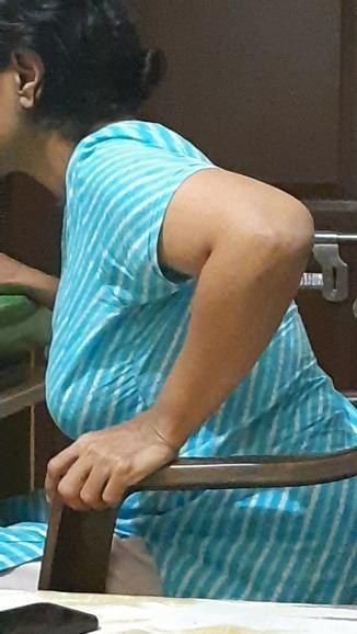 UFrd69Tamil's tweet photo. Follower oda amma seriyana ooru okkura thevidiya munda work from home vangitu ellarukum veetla service pannitu iruka avusari munda nalla koluthu pona seriyana soothu vatchi iruka 3rd pic la ava shape otha apdiye sofa la paduka pottu ava molaiya amuki soothula okkanum https://t.co/6PcXGNsxHv
