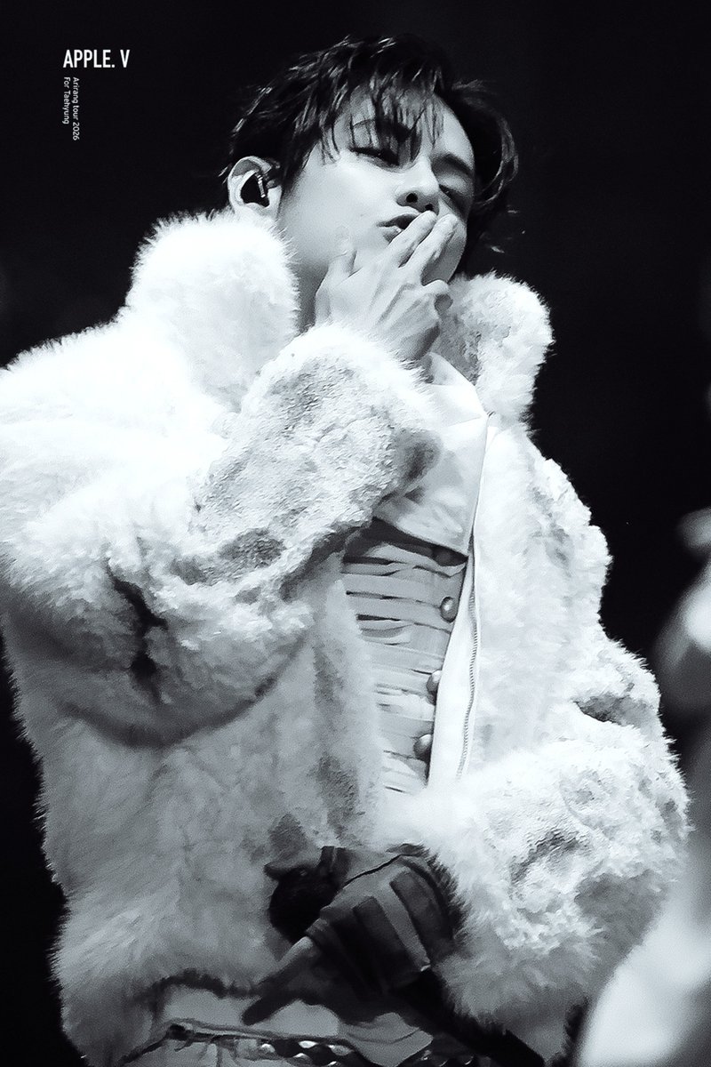 APPLE_V_KR's tweet photo. 261016 
 'ARIRANG' IN SANTIAGO 
🖤🐯
#TAEHYUNG #BTSV #BTS_WORLDTOUR_ARİRANG https://t.co/ZnoXAOAahQ