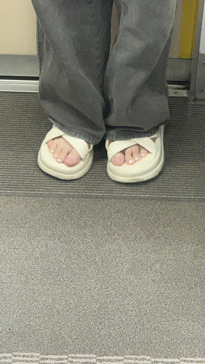 Kaoru_o88's tweet photo. 夏はサンダルの人多くて助かる
臭いと蒸れた足の指が染み付いてそうなサンダル履いててエロい、両足同時に口に入れて舐め回したい
顔見て興奮したい方はDMまで
 #足裏  #足指  #足フェチ  #生足  #足の裏 https://t.co/QvKdMitb1R