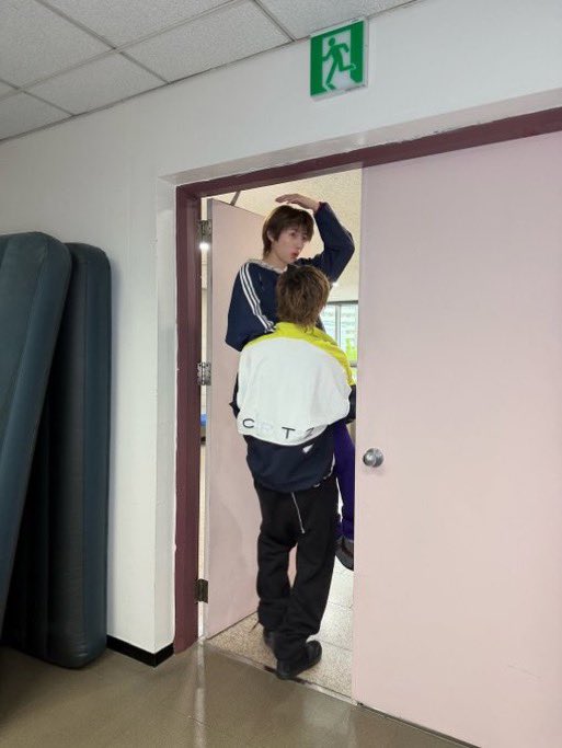 ju4corin's tweet photo. 덩치차이 어떡하냐고.. https://t.co/GoZNCcYmDN