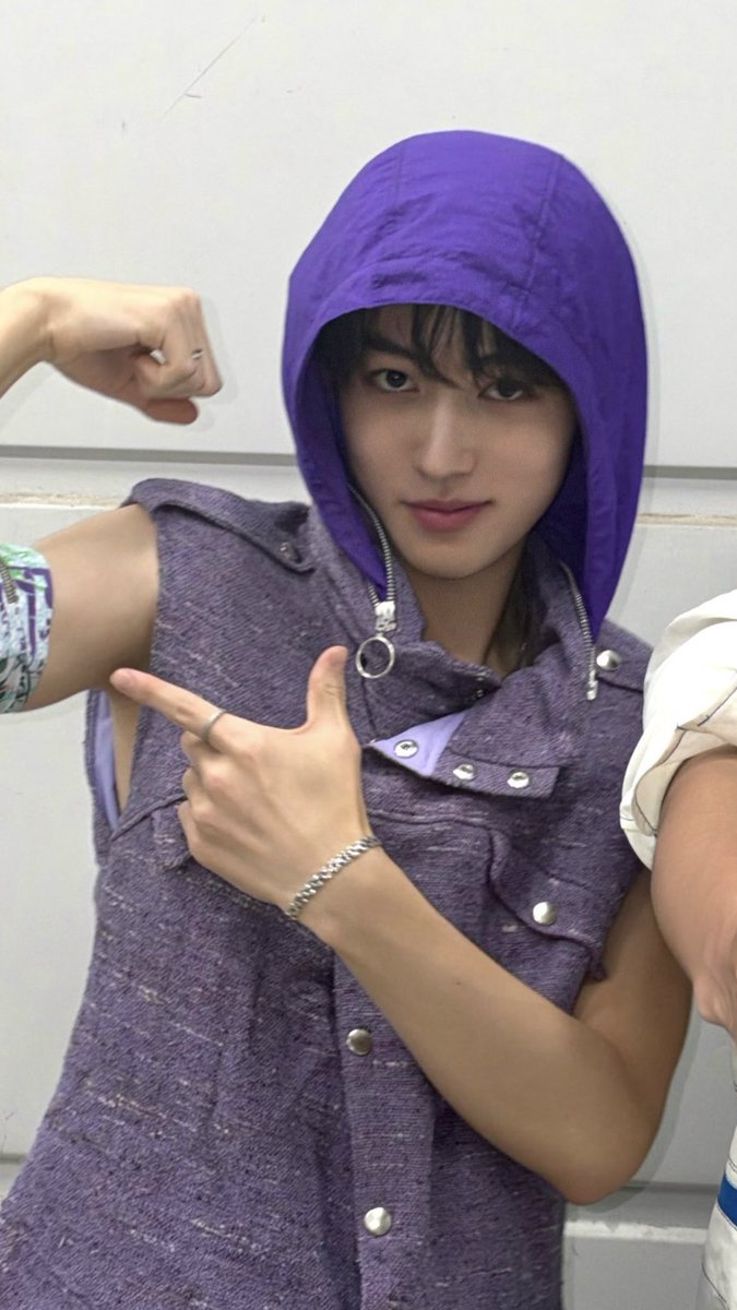 eyanngantuk's tweet photo. pose andalan eom seonghyeon https://t.co/vhNJpf3G5k