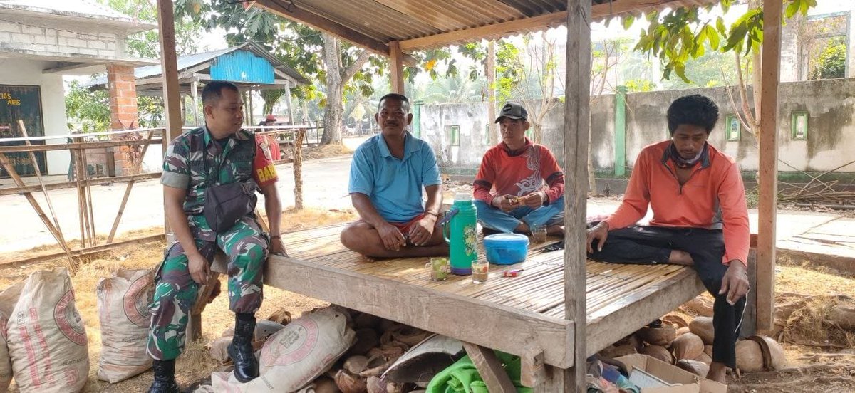 KODIM1413BUTON_'s tweet photo. Hadir di Tengah Keluarga, Babinsa Sombano Sampaikan Peluang Emas Menjadi Prajurit TNI AD di Desa Sombano, Kecamatan Kaledupa, Kabupaten Wakatobi, Minggu, 18 Oktober 2026.

#tniad
#dispenad
#puspentni
#TNIindonesia
#tetapsemangat
#bekerjaikhlas https://t.co/x7N1nGKjcw