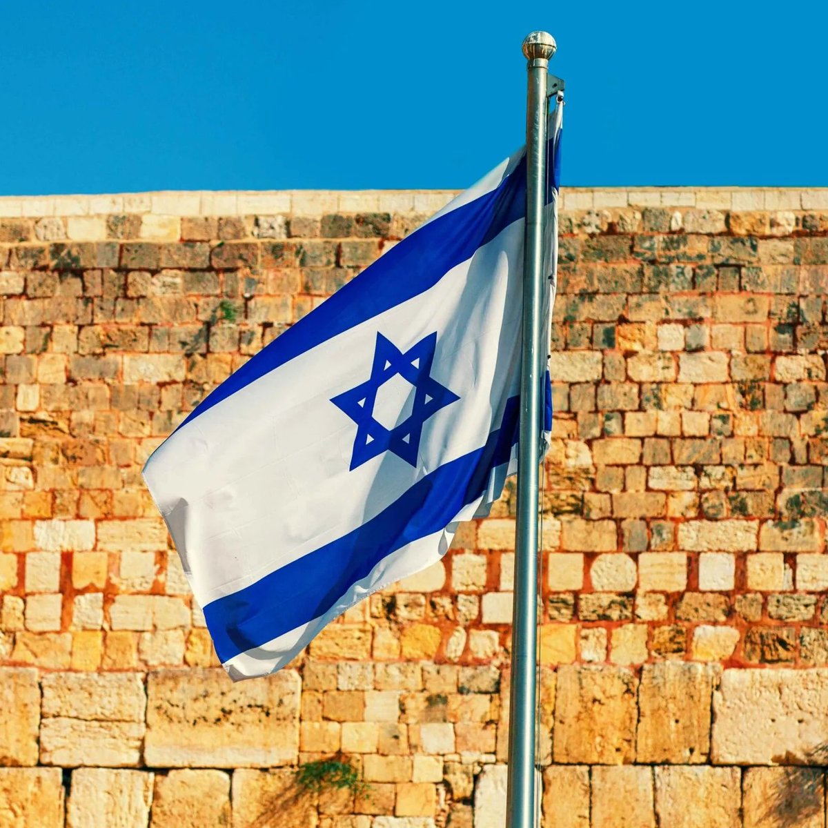 rkmtimes's tweet photo. BREAKING🇮🇱🇮🇷: Iranian IRGC threatened to strike Israeli Nuclear sites if Trump allows the U.S. Forces to strike Iran's heavily fortified "Pickaxe Mountain" nuclear site. https://t.co/dmHhayu9TW
