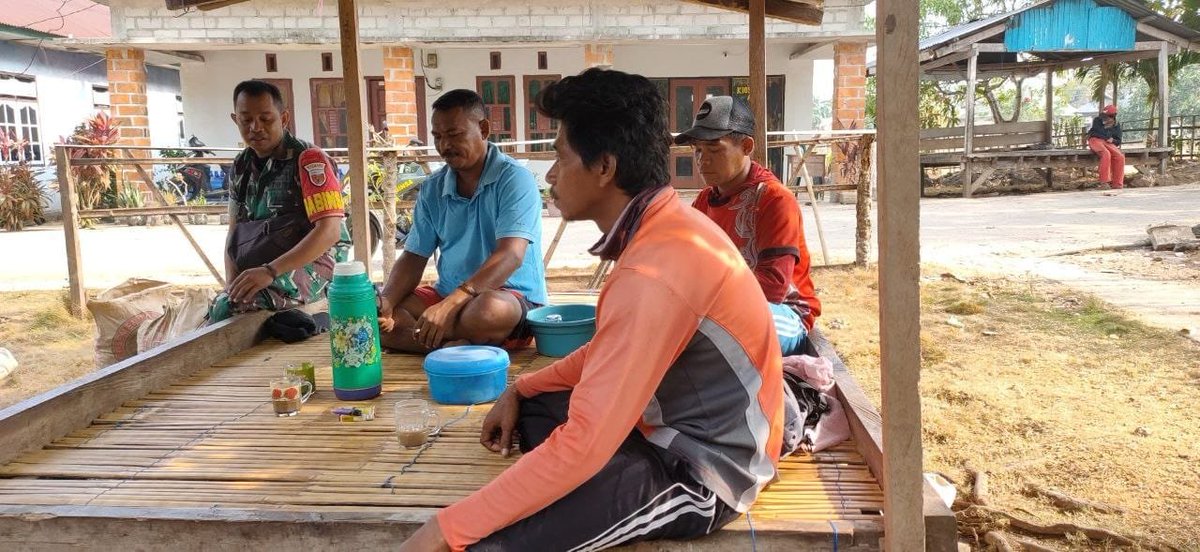 KODIM1413BUTON_'s tweet photo. Hadir di Tengah Keluarga, Babinsa Sombano Sampaikan Peluang Emas Menjadi Prajurit TNI AD di Desa Sombano, Kecamatan Kaledupa, Kabupaten Wakatobi, Minggu, 18 Oktober 2026.

#tniad
#dispenad
#puspentni
#TNIindonesia
#tetapsemangat
#bekerjaikhlas https://t.co/x7N1nGKjcw
