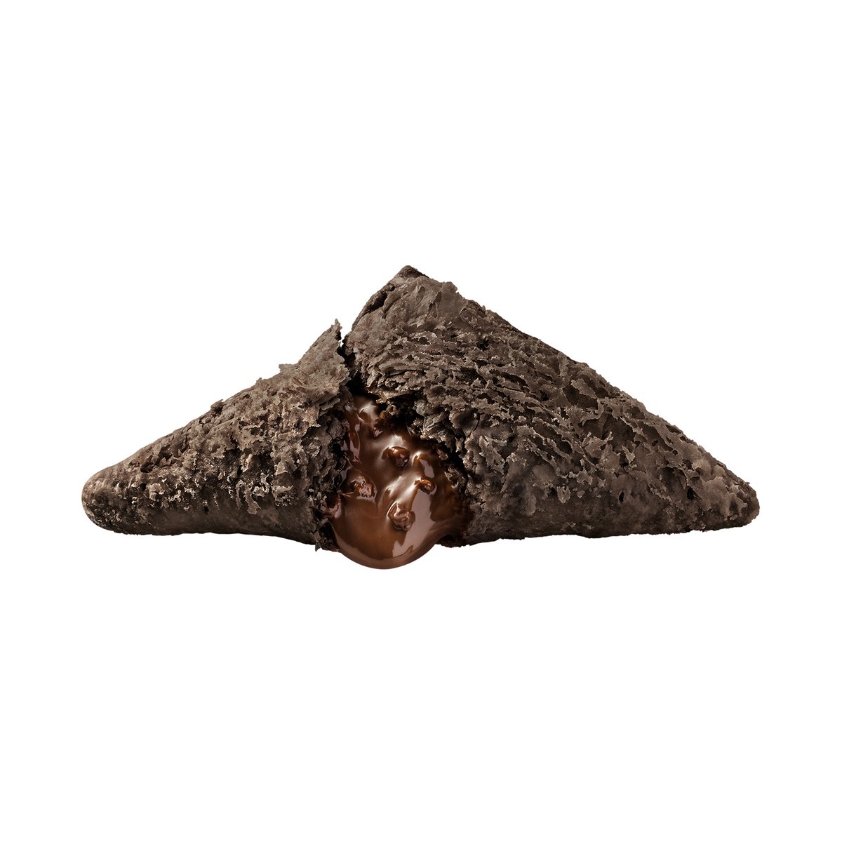 kisenra421d's tweet photo. 拙者、TLに流れてきた『マクドの三角チョコパイを1時間くらい冷凍してから食べると美味しい』を実践してみたでござる。
結論は「温かいまま食べる方が美味しい」でござった。
↓　以下感想でござる　↓

今回使用したのは箱がまだ温かい状態の個体。冷凍時間はタイマーを使ってきっちり１時間。冷凍庫から取り出した後すぐに食した。

TLで見かけた通り、中のチョコは完全に固まっている状態ではなく、生チョコのような柔らかさであった。ナッツの触感は確かに感じやすくなっていたように思う。

で、あるのだが、まず中心部のチョコに行きつくまでのパイの部分が冷えている状態だとあまり素敵ではなかった。パサパサなのかしっとりなのか判別が難しい、とにかく「無」「退屈」「油っぽさだけ感じる」

また、一番重要な中心部のチョコも、別に冷やして触感がかわったからといって美味しさがあがっている感じもない。

そもそも温かいほうが甘さは感じやすいのだから、甘いもの好きな拙者にとって冷やすと美味しいと感じるわけなかったのではあるが（汗）（滝汗）

冷やした三角チョコパイに抱いたのは「見た目に誘われて買ったけど、まぁそりゃこんなもんやんなコンビニスイーツやし」みたいな感覚だ。そう、コンビニスイーツだった。

普段の三角チョコパイに感じる幸せ度が100としたとき、冷凍三角チョコパイは30～40くらいだった。そ

これが拙者の感想である。もうしない