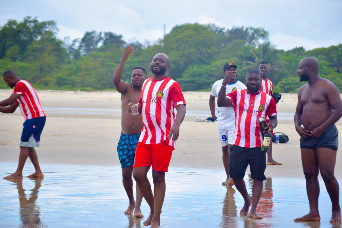 JollyFC_'s tweet photo. Jolly Fc at the beach 🥂🔥 

#GFvip #17octobre #FootballTwitter #merriment #jollyfc https://t.co/8rgF4q0382