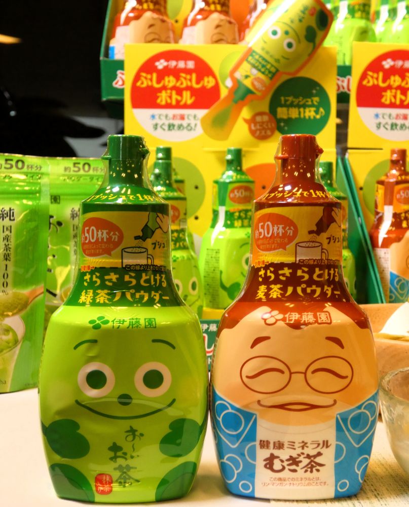 shokuhinet's tweet photo. 伊藤園は新ボトル「ぷしゅぷしゅボトル」を採用してインスタント茶に革新をもたらす。

　新ボトルは、容器中央の胴部をワンプッシュしてペコっと凹ませると推奨量・150mlに適した1杯分（0.8g）の「さらさらとける」シリーズのインスタント茶が噴出される仕組みになっている。
　サプライヤーと共同開発した専用ノズルが革新の要で特許出願中という。

　緑茶「ボトル入り さらさらとける お～いお茶 抹茶入り緑茶」と麦茶「同 健康ミネラル麦茶」の2品を取り揃える。2品とも容量は40g（150ml・50杯分推奨）、希望小売価格は税別1000円。

　日本茶の消費拡大が目的。2品展開で店頭での視認性を高めていくことと、子どもにもお茶づくりを楽しんでもらう狙いから麦茶もラインアップした。

　10月13日、発表会で囲み取材に応じたマーケティング本部リーフブランドグループの鍋谷卓哉ブランドマネジャー兼リーフ・TBインスタント商品開発チームチーフは「手軽さや利便性だけでなく、お茶を飲む楽しさをご提案することで、これまで日本茶との接点が少なかったお客様にも、ご興味を持っていただける商品を目指して開発した」と語る。

　特に麦茶は、麦茶入りの水稲を持って通学する小学生などに好適という。

　「共働きだと、朝の準備で忙しく子どもの麦茶を用意する時間も惜しいというお声もいただいており、ワンプッシュをお子様がすれば絶対に面白がって下さると思い、お子様には特に麦茶をお勧めしたい」と力を込める。

　インスタント茶既存容器の不満点を解消するものとして訴求していく。

　インスタント茶既存容器の不満点について「袋入りのインスタント茶ではスプーンを必要とし、計量しづらく、スプーンから中身がこぼれてしまう恐れもある。スティックタイプのインスタント茶は使う度にゴミが出てしまうというようなお声を多数いただいている」と説明する。

　容器は光や酸素を防ぐ特殊な積層ボトルとなっており遮光率は99％以上。専用ノズルからインスタント茶を噴出すると空気が入ることに対しては「緑茶には脱酸素剤を入れている」という。2品とも「さらさらとける」シリーズ40g袋から詰め替えできるようになっている。

　簡便性に加えて、好みの濃さに調整できるほか、料理やアイスクリームにかけるといった汎用性も兼ね備えている。

　「飲む以外の食すという需要は、消費量を増やしていくという観点でも凄く大切。レシピ提案を積極的に行っていきたい。お茶割りにも適しており、業務用での展開の可能性もあるのではないかと思っている」と述べる。

　新機軸で説明を要する商品であることから、マネキンによる試飲や社員が店頭に立つ販促活動を通じて価値を伝えていく。

　緑茶のパッケージは「お～いお茶くん」、麦茶のパッケージは「健康ミネラルむぎ茶」CMキャラクターの笑福亭鶴瓶さんをデザインした。 #お～いお茶さらさら抹茶入り緑茶 #お～いお茶くん #はじめての健康ミネラルむぎ茶 #粉末茶 #お茶 #緑茶 #インスタント茶 #ぷしゅぷしゅボトル #伊藤園 #飲料 #煎茶 #日本茶 #茶 #健康ミネラルむぎ茶 #笑福亭鶴瓶