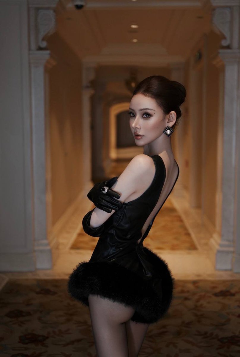 FCdqCBE75NrYjxg's tweet photo. 黑色总是充满了神秘与优雅。今晚选择复古风，用皮手套和亮片颈饰来点缀。在这个充满质感的环境里，仿佛穿越了时光。享受在这个夜晚的每一刻，自信而迷人，在光影中找回曾经的复古梦
更多资源  https://t.co/oxPrVTMMlw https://t.co/z1B6N90wzW