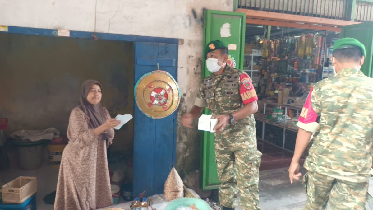KODIM1413BUTON_'s tweet photo. Turun Langsung ke Pasar, Babinsa Koramil 1413-11/Wangi-Wangi Bagikan Masker kepada Pedagang dan Warga di Pasar Pagi, Jl Jenderal Sudirman, Kel Pongo, Kec Wangi-Wangi, Kab Wakatobi, Minggu (18/10/2026).

#tniad
#dispenad
#puspentni
#TNIindonesia
#tetapsemangat
#bekerjaikhlas https://t.co/wSyfJOVc5h