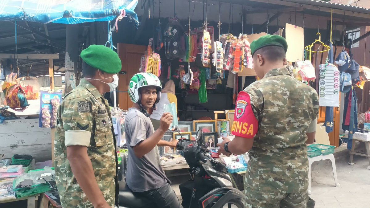 KODIM1413BUTON_'s tweet photo. Turun Langsung ke Pasar, Babinsa Koramil 1413-11/Wangi-Wangi Bagikan Masker kepada Pedagang dan Warga di Pasar Pagi, Jl Jenderal Sudirman, Kel Pongo, Kec Wangi-Wangi, Kab Wakatobi, Minggu (18/10/2026).

#tniad
#dispenad
#puspentni
#TNIindonesia
#tetapsemangat
#bekerjaikhlas https://t.co/wSyfJOVc5h