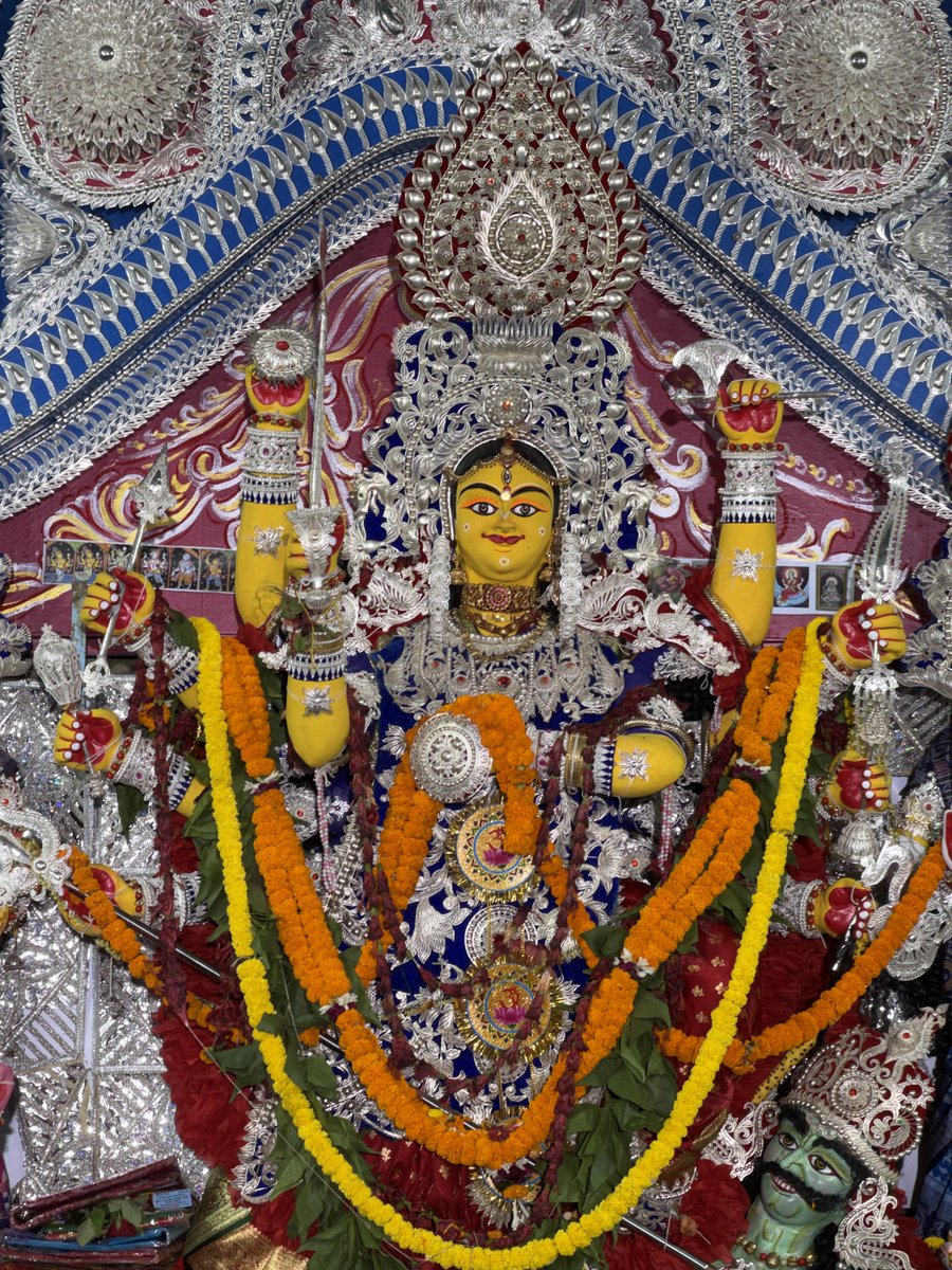 TempleConnect_'s tweet photo. Kataka's historic Balu Bazar Durga Mandap! 500+ years of tradition with 30-ft high silver filigree 'Chandi Medha' behind Maa Durga🙏
କଟକ ବାଲୁ ବଜାର ଦୁର୍ଗା ମଣ୍ଡପରେ ଅପୂର୍ବ ତାରକସି କାରିଗରୀର 'ଚାନ୍ଦି ମେଢ' ଏବଂ ମା'ଙ୍କ ଦିବ୍ୟ ଦର୍ଶନ
#templeconnect #Cuttack #DurgaPuja2026 https://t.co/IgaytHbYsh