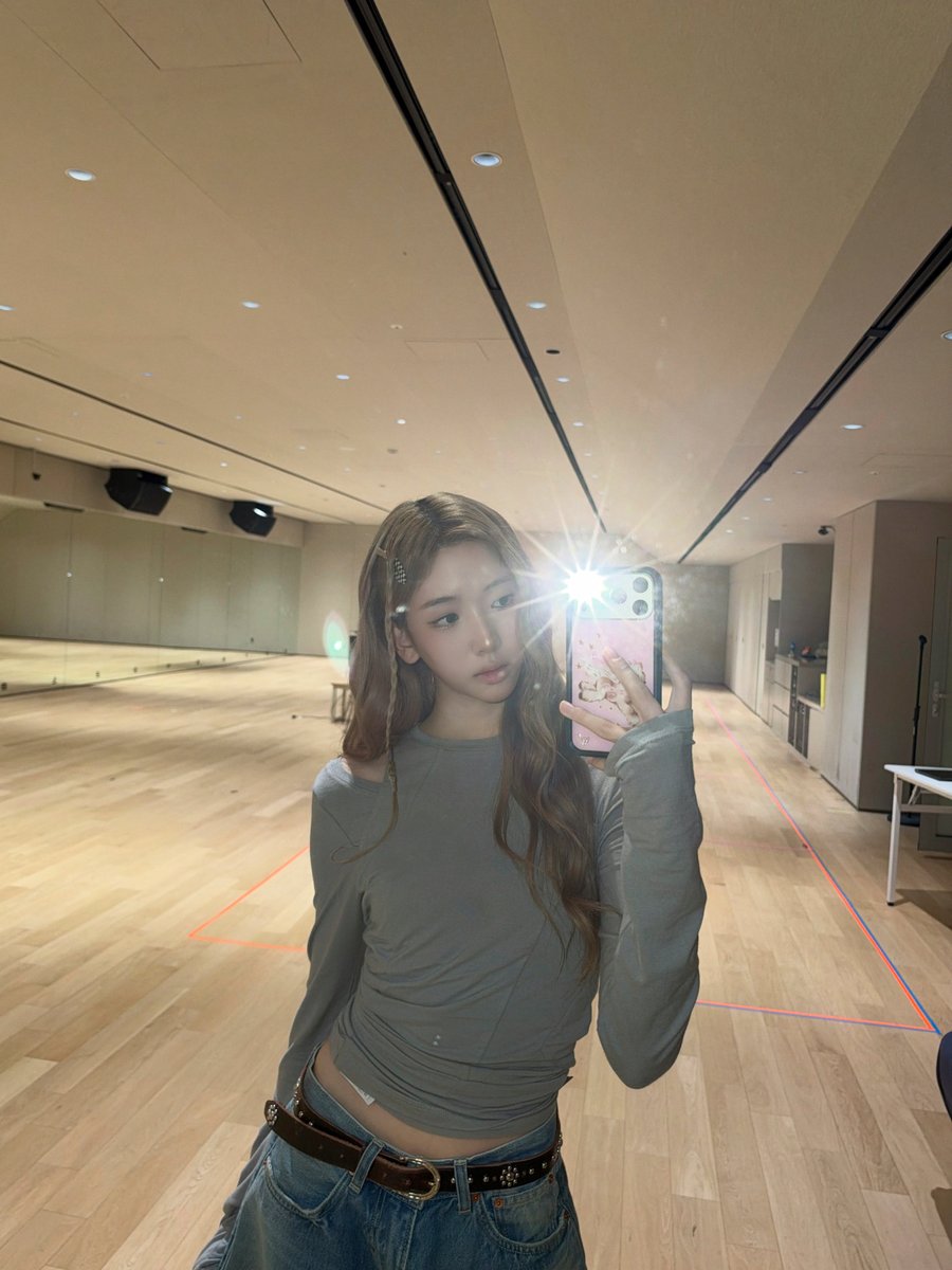 tuideloops's tweet photo. ELENA Weverse update with Seah &amp; Seohee.

#TUIDE #튜이드 #ELENA https://t.co/XIASTecLzF