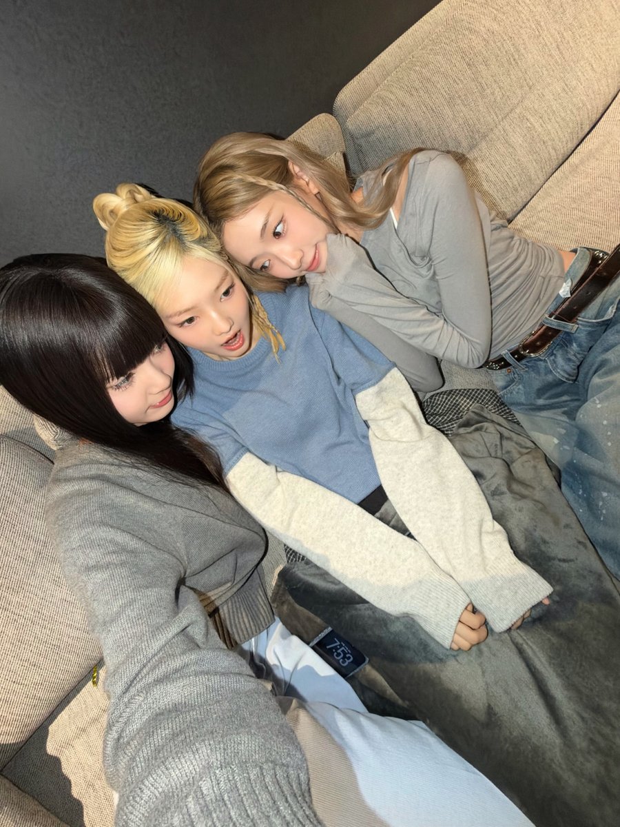tuideloops's tweet photo. ELENA Weverse update with Seah &amp; Seohee.

#TUIDE #튜이드 #ELENA https://t.co/XIASTecLzF