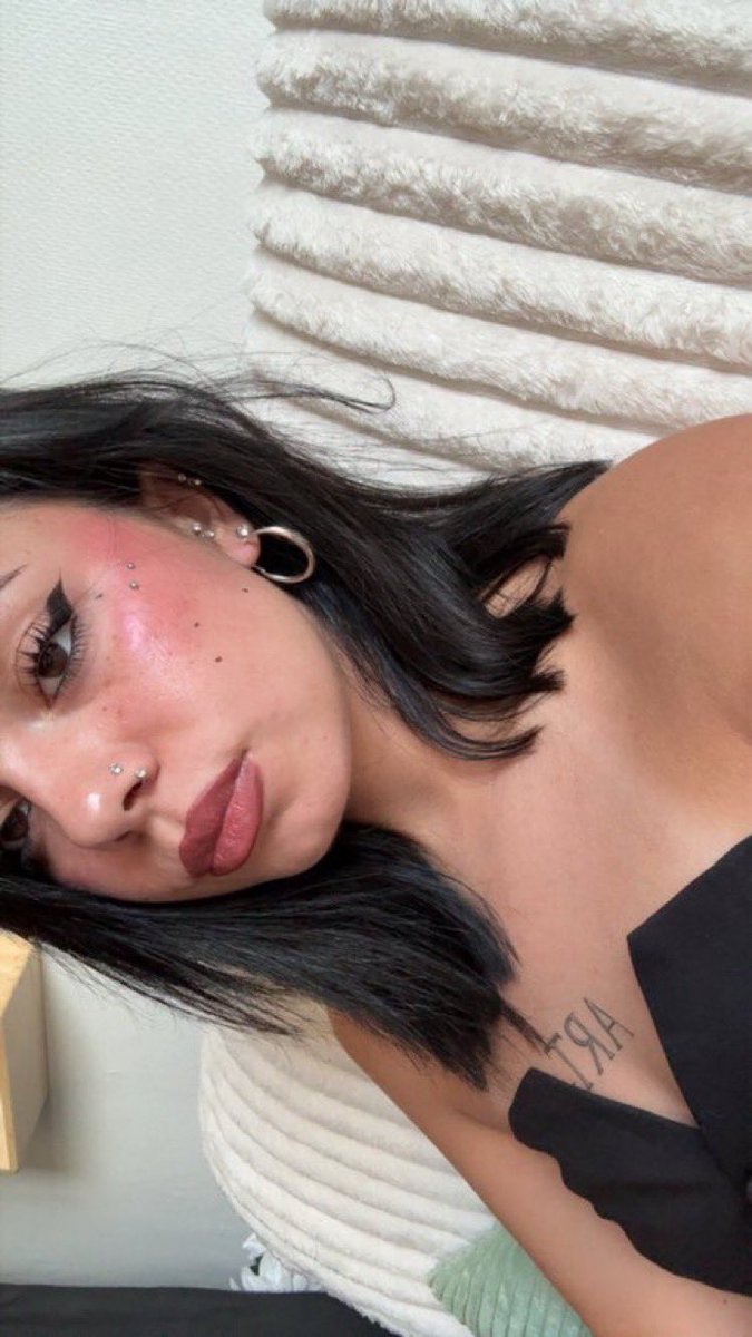 misslea_262's tweet photo. Tu penses qu'un looser comme toi et capable de me résister. Évidemment que non je claque des doigt et je fais ce que je veux de toi #moneyslave #moneyslavefr #moneymiss #soumis #paypig #domina #findom #femdom #Feetdom #feetfetish #finsub #fetichiste #atm https://t.co/4ksRSYtvR0