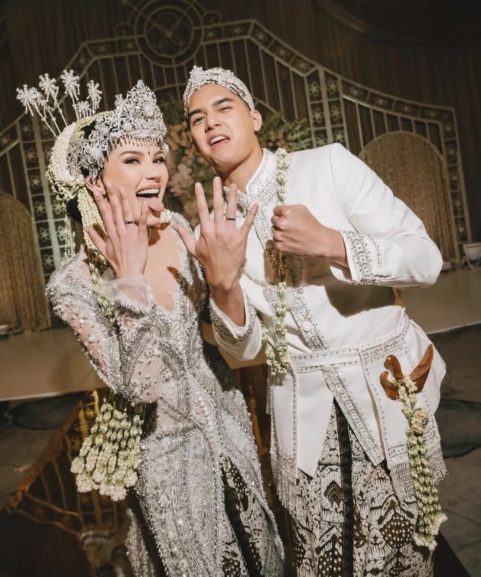 ayyalune's tweet photo. couple penjilat rezim https://t.co/qdWs2sZrUx