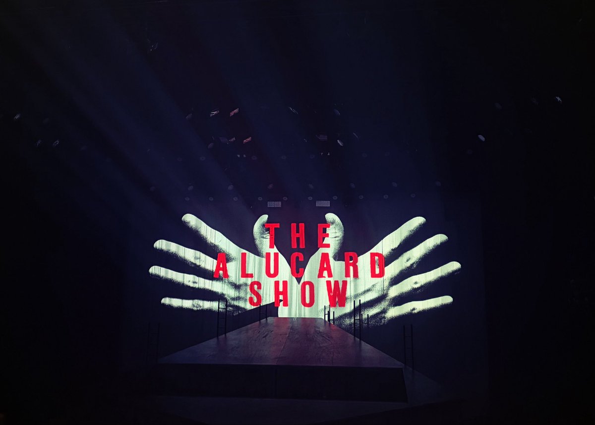 2_nyaaaaaa_ppas's tweet photo. 【THE ALUCARD SHOW】前回は受け止めることに精一杯のような観劇だったので、今回は落ち着いて見られてよかったです。ダンスもお芝居も見たいところが多くて目が足りないなとも。細かな表情のお芝居も見たいし、ダンスの動きの綺麗さも見たいし…で引と寄り両方で見られる目が欲しくなりました。 https://t.co/I2pQHJm3q1