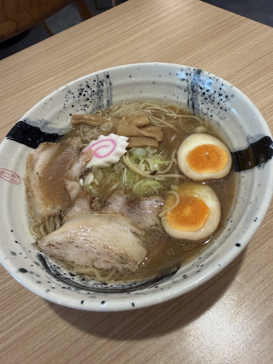 rorou_tora's tweet photo. ラーメン一座を初訪問。麺の感じが、日本のラーメンとかなり近い。
豚骨醤油ラーメン 65k
諸税　10k
合計　75k https://t.co/0yBKruAJXW
