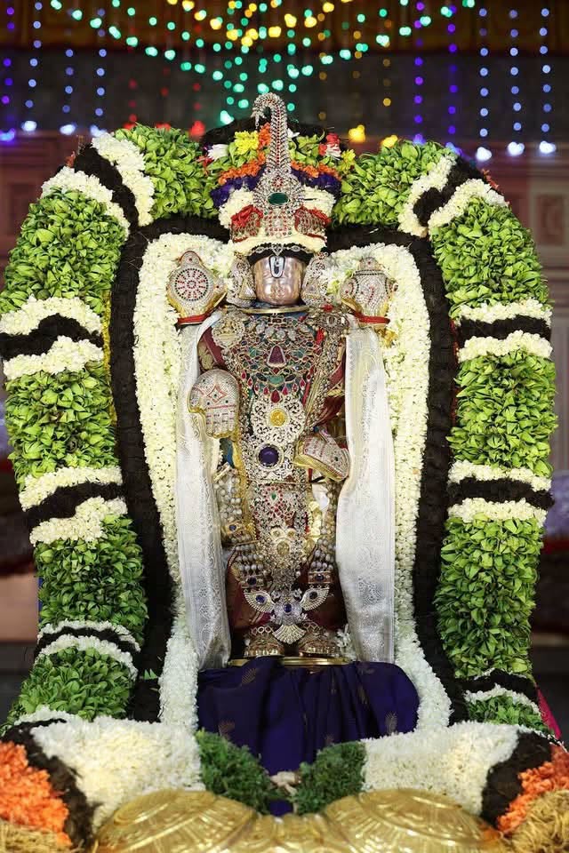 TempleConnect_'s tweet photo. తిరుమల శ్రీ వేంకటేశ్వర స్వామి వారి శరన్నవరాత్రి బ్రహ్మోత్సవాలలో నిన్న రాత్రి కన్నుల పండువగా జరిగిన 'గజ వాహన సేవ'. 🙏
ఓం నమో వేంకటేశాయ! 🌺
https://t.co/zW5g37evlD
Your Devotional Connect Online
#templeconnect #Tirumala #Brahmotsavam #Navaratri https://t.co/W20vMb9DM4