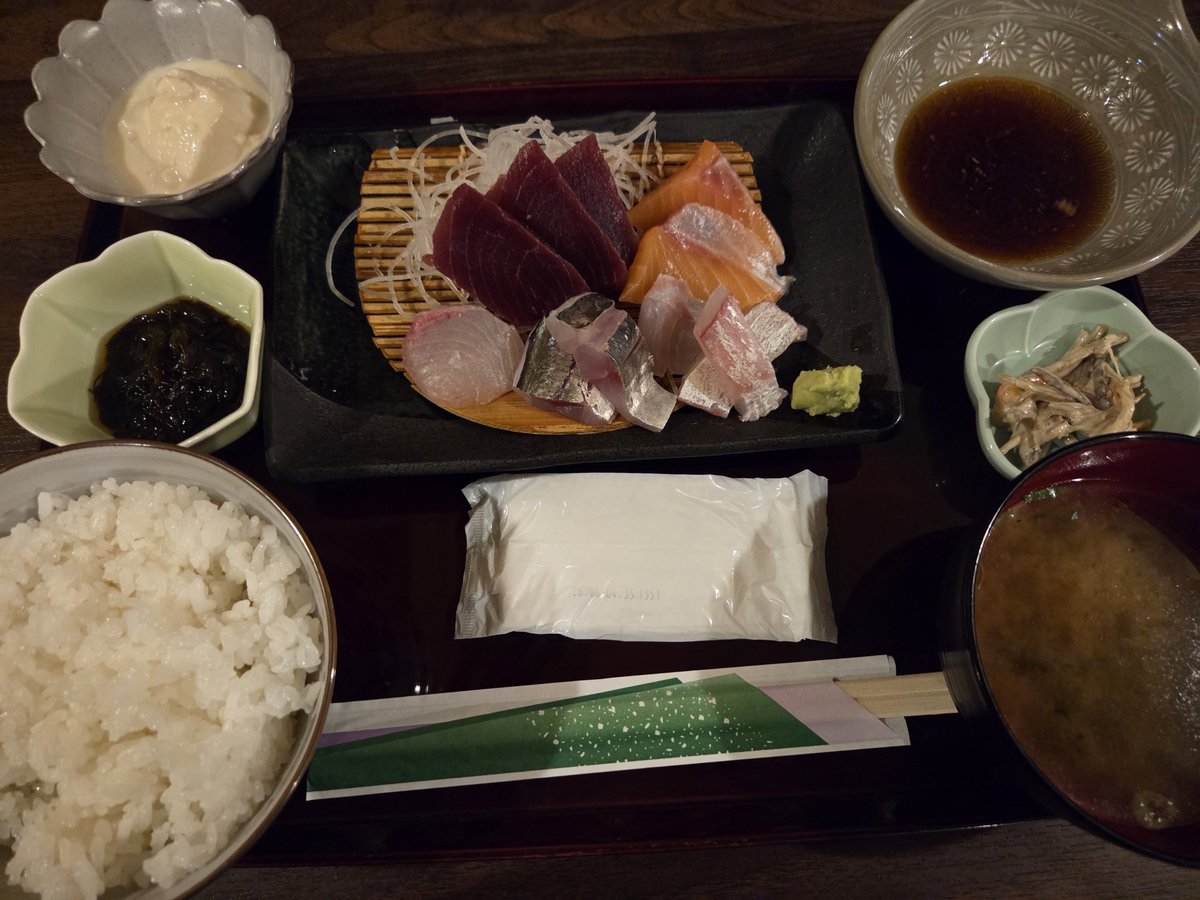 satsuki0530's tweet photo. AGEバル1人で行ってきたった！！

かねむ食堂さん。みんながみんな、AGEバルにメニューをお召し上がり。

魚うまい！うまいけどマグロの色がもう少し鮮やかなら良かった。 #AGEバルに https://t.co/lp24DOHLxM